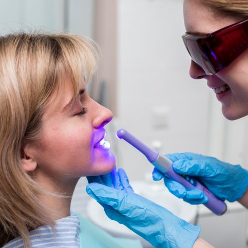 dentista-realizando-clareamento-dos-dentes_23-2148396217